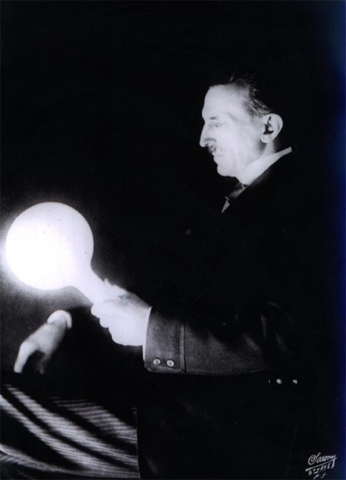 Никола Тесла электр лампасымен