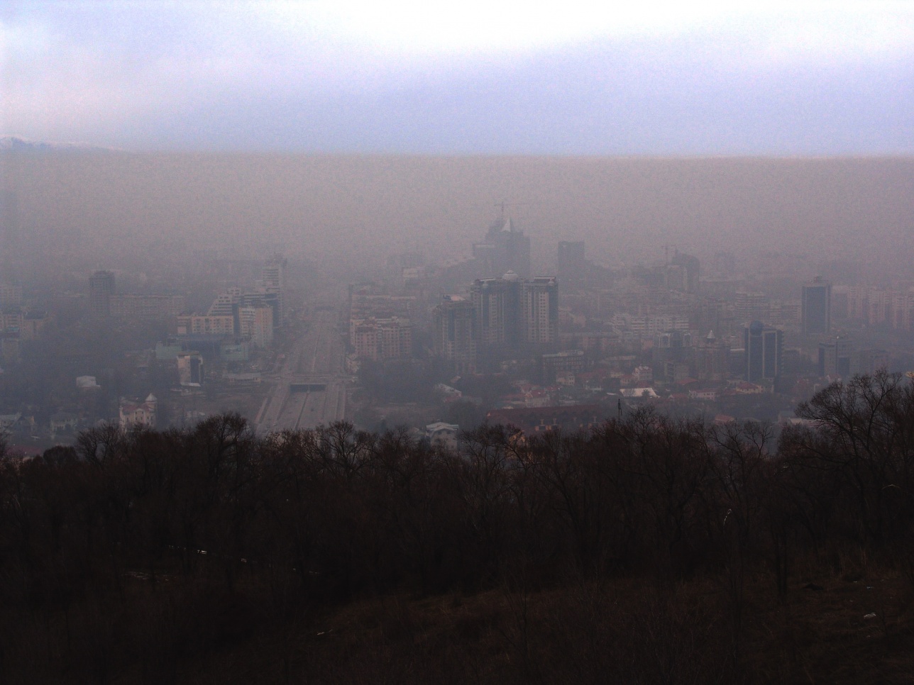 Буря в алматы сегодня. Алматы смог. Грязный воздух в Алматы. Смог над Алматы. Алматы зимой смог.